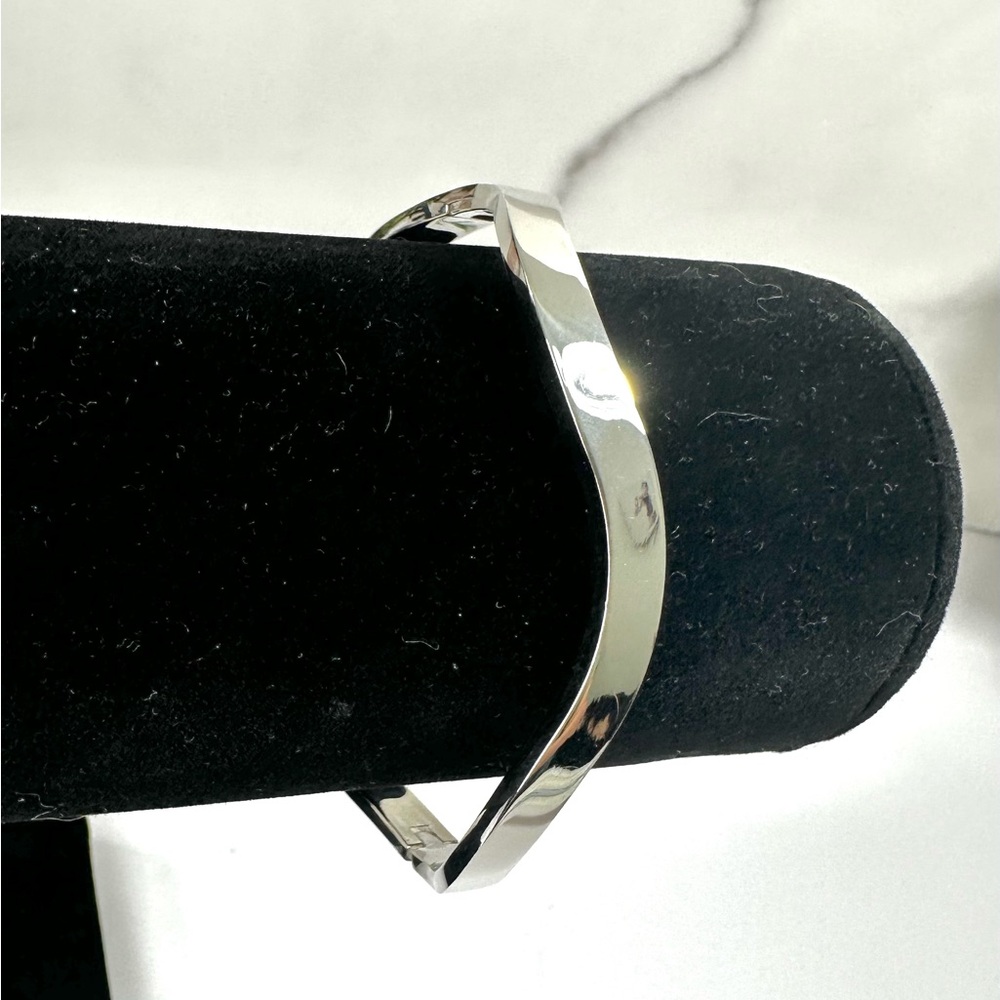 ❌SOLD🤍925 MEX Sterling Silver Wavy Hinged Bangle - Picture 6 of 13